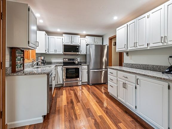 5th image of 57 Paquin Dr