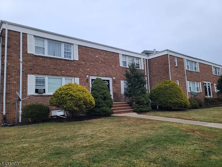 4 Columbia Dr #1A — Photo 3