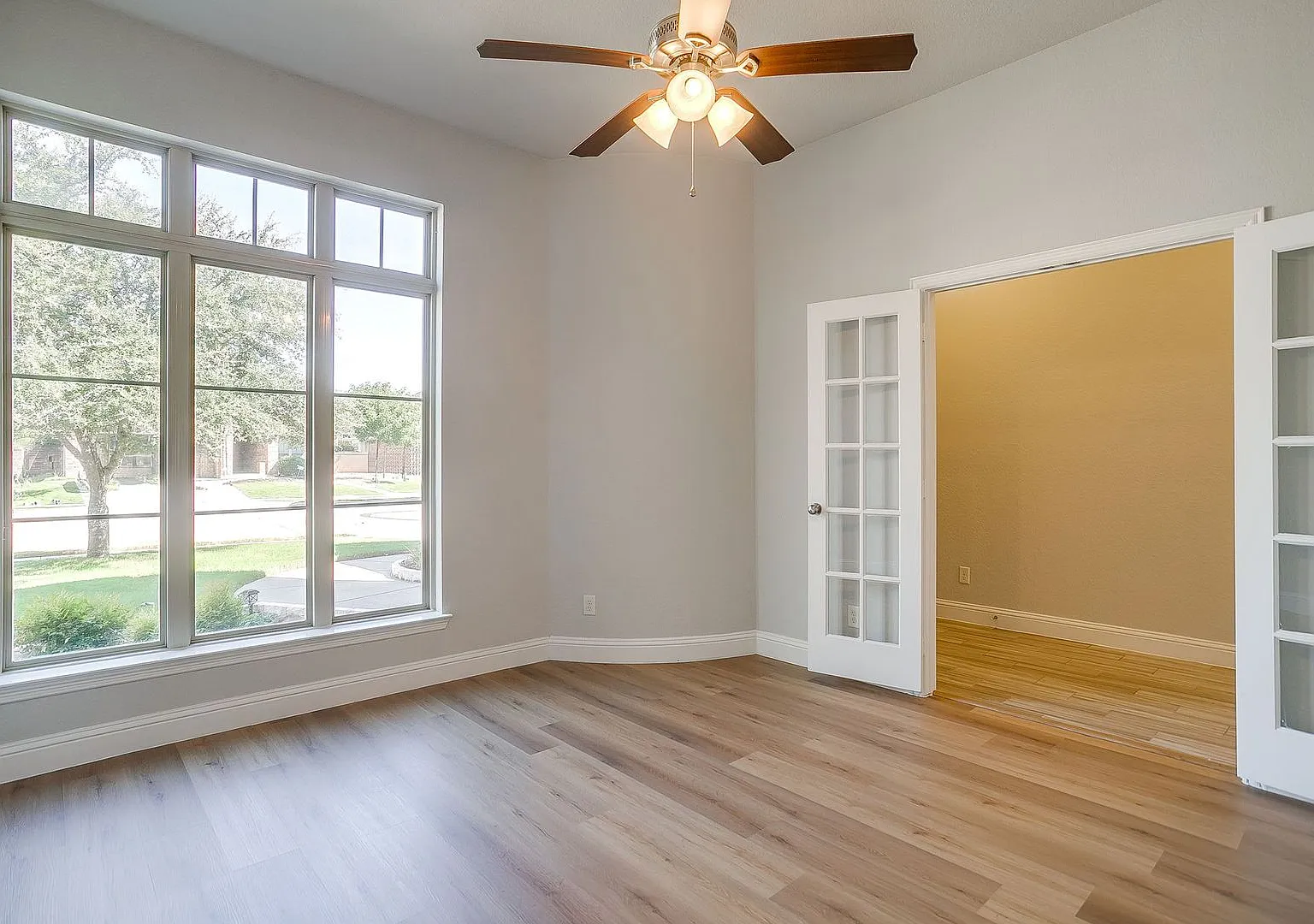 Stunning 3 Bed, 2 Bath Home in Secluded and Highly Desired Skyline Ranch- FWISD- 76126 — Photo 4