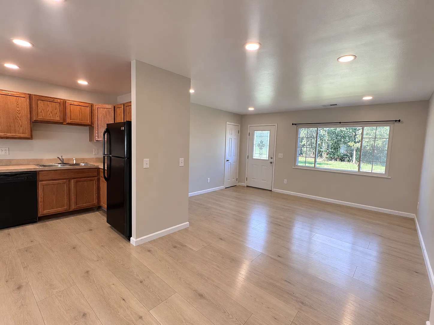 3 bed, 925 sqft, $1,925 — Photo 2