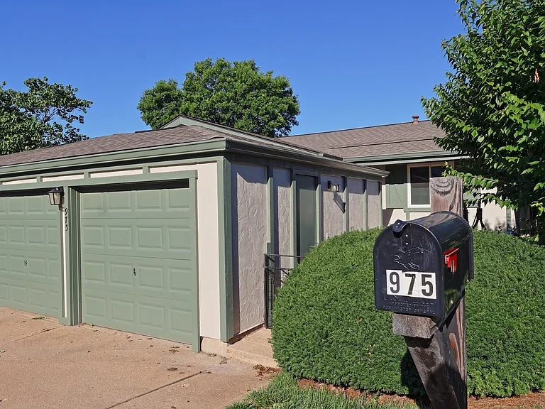 975 Barbizon Dr — Photo 3