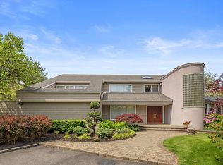 1 The Drawbridge, Woodbury, NY 11797