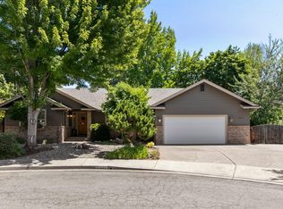 2033 NW Sarum Cir, Grants Pass, OR 97526