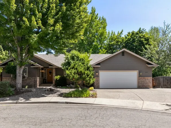 2033 NW Sarum Cir, Grants Pass, OR 97526