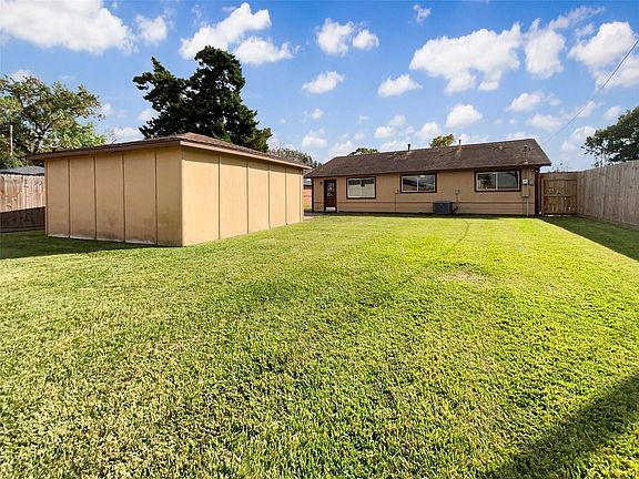 5th image of 205 Bastrop St