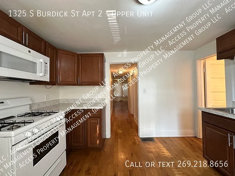 Clean and updated 2 BR apartment just blocks from downtown! — Photo 3