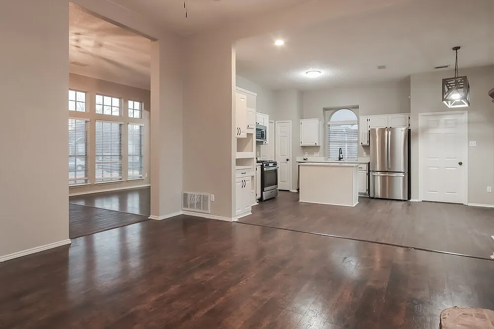 3 bed, 2.0 bath, 1928 sqft, $2,525 — Photo 3