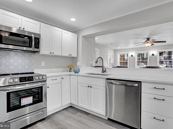 3rd image of 609 McHenry Rd