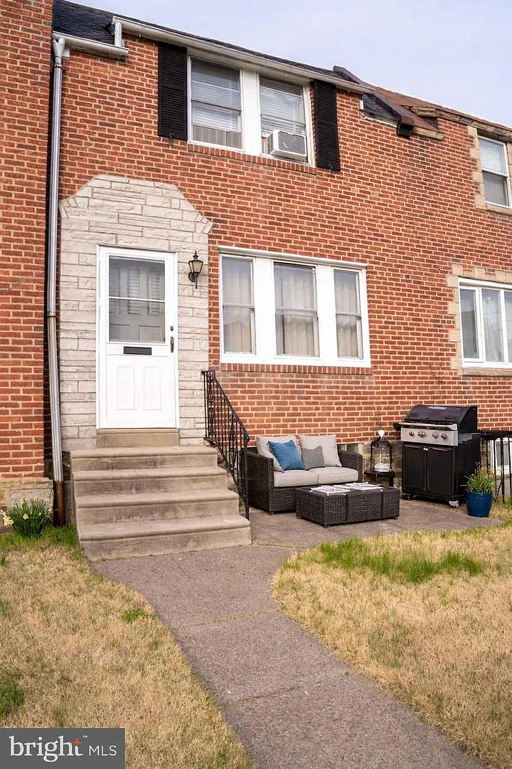 203 E Howell St photo 1