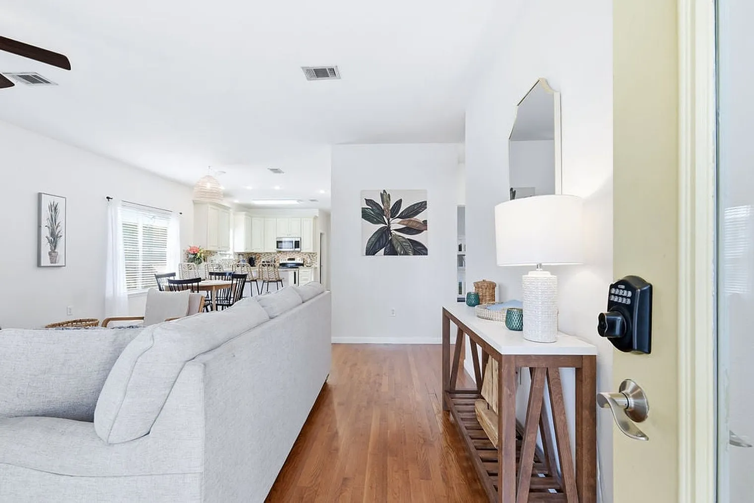 3 bed, 2.0 bath, 1334 sqft, $4,326 — Photo 3