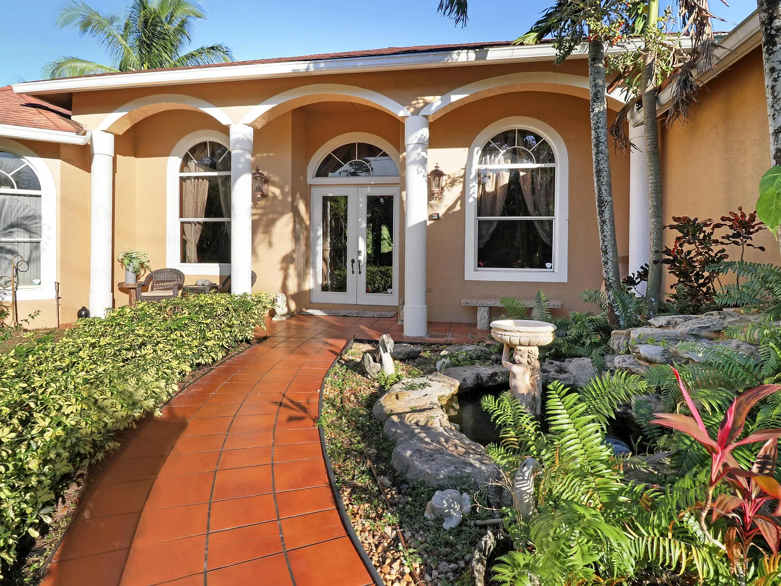 4 bed, 2.5 bath, 2796 sqft, $7,500 — Photo 2