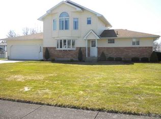 25 Donna Lea Dr, Lancaster, NY 14086