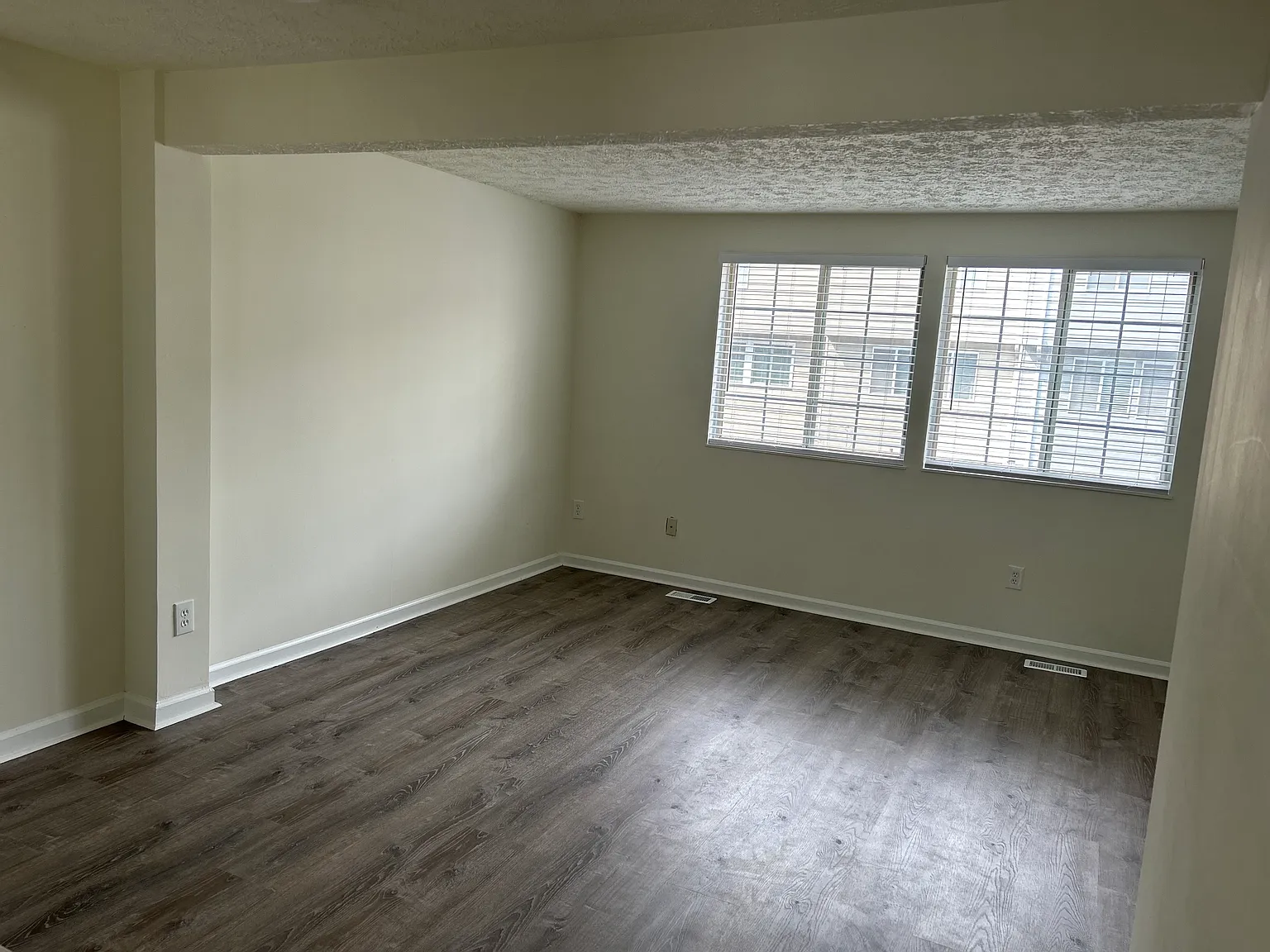 3 bed, 1.5 bath, 930 sqft, $2,595 — Photo 3