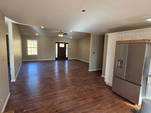 3rd image of 100 Emily Ln
