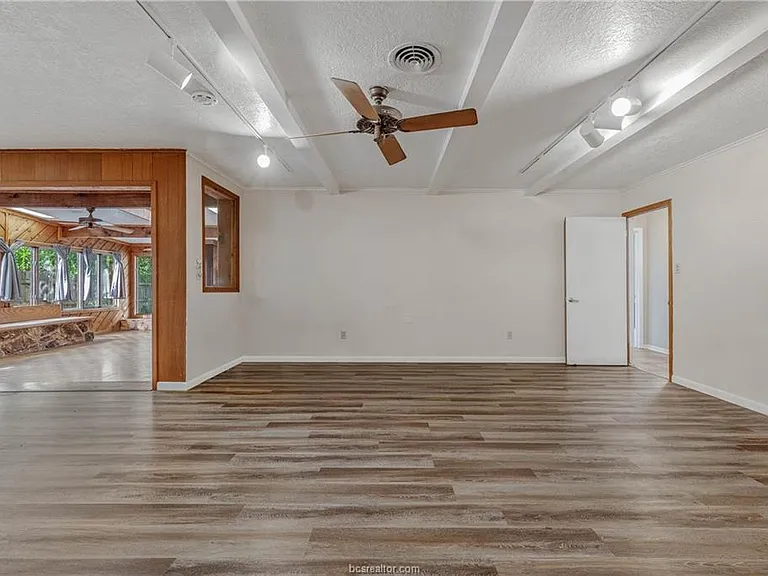 902 Holik Dr — Photo 5