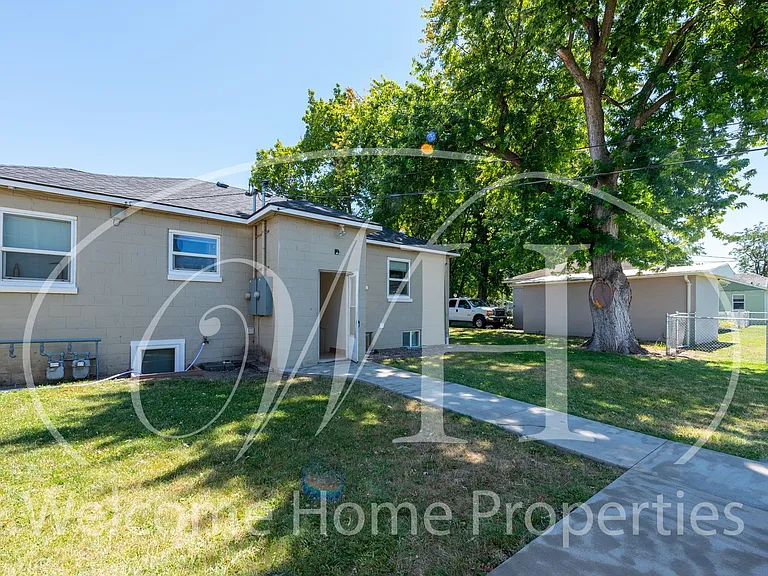 43 NE Ash Ave — Photo 2