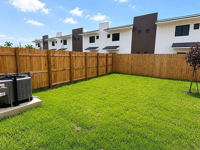 552 NW 7th St #6 — Photo 22