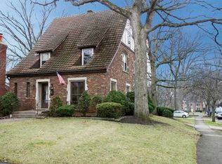 594 Hickory Rd, Glen Ellyn, IL 60137