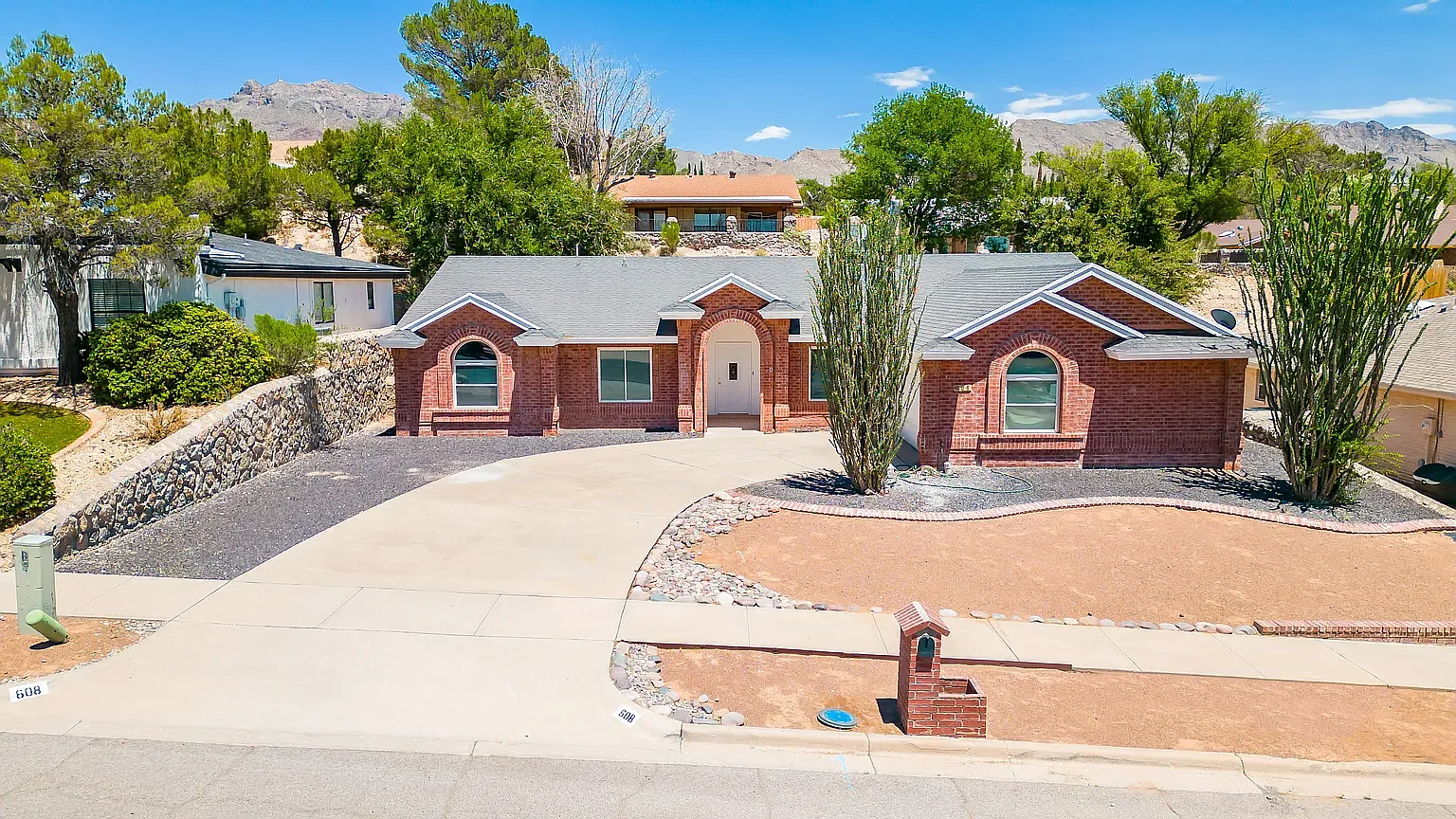 4 bed, 2282 sqft, $2,050 — Photo 2