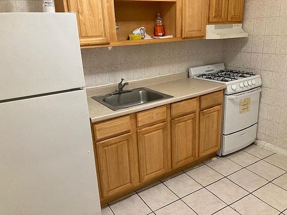 3rd image of 10450 165th St