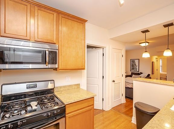 4th image of 3439 N Lakewood Ave #1