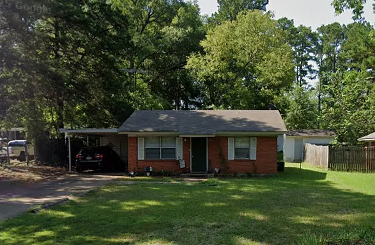204 E Tuttle Rd — Photo 2