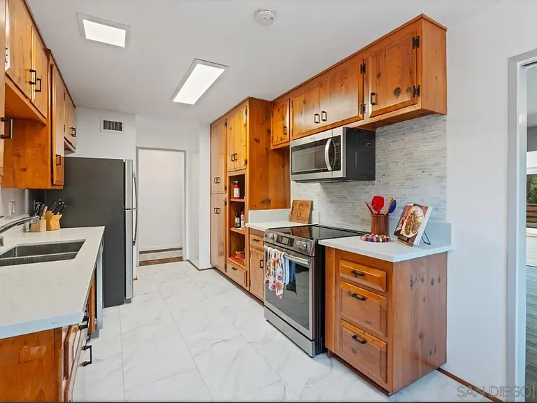 8151 Beaver Lake Dr — Photo 6