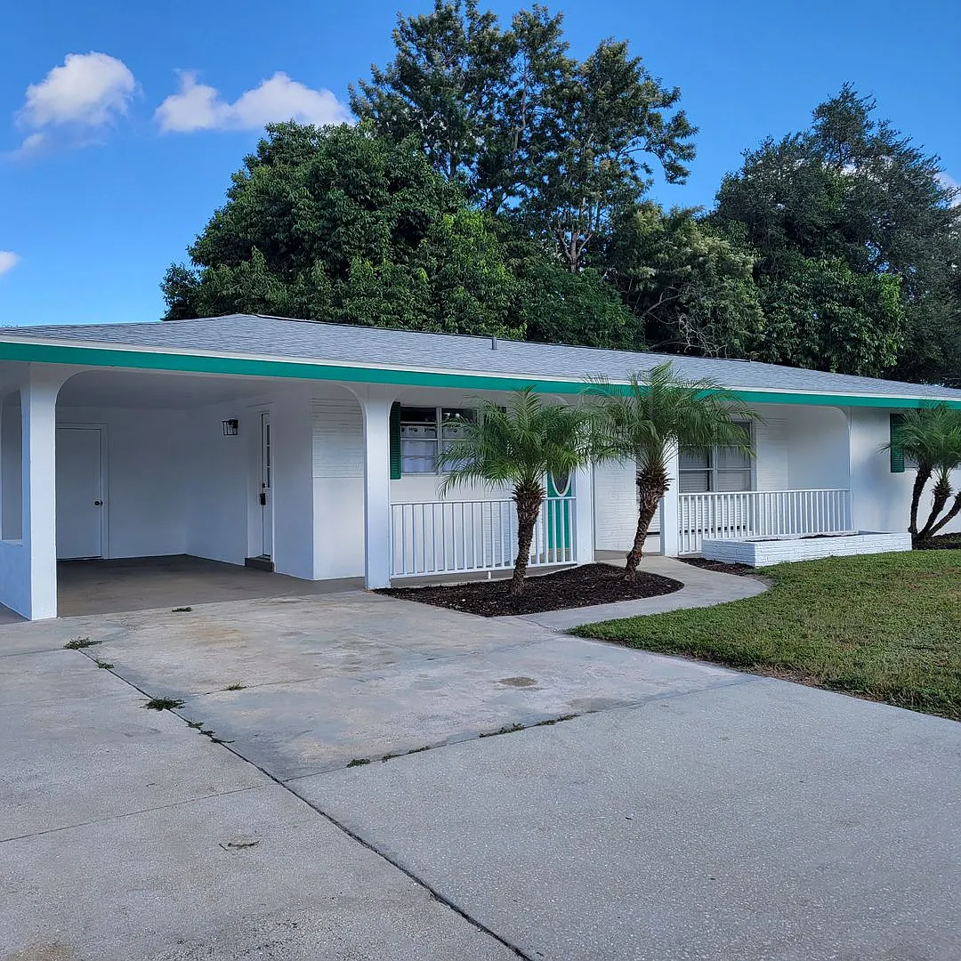 Annual unfurnished renovated 2/1 SFH downtown Sarasota on a lake — Photo 1