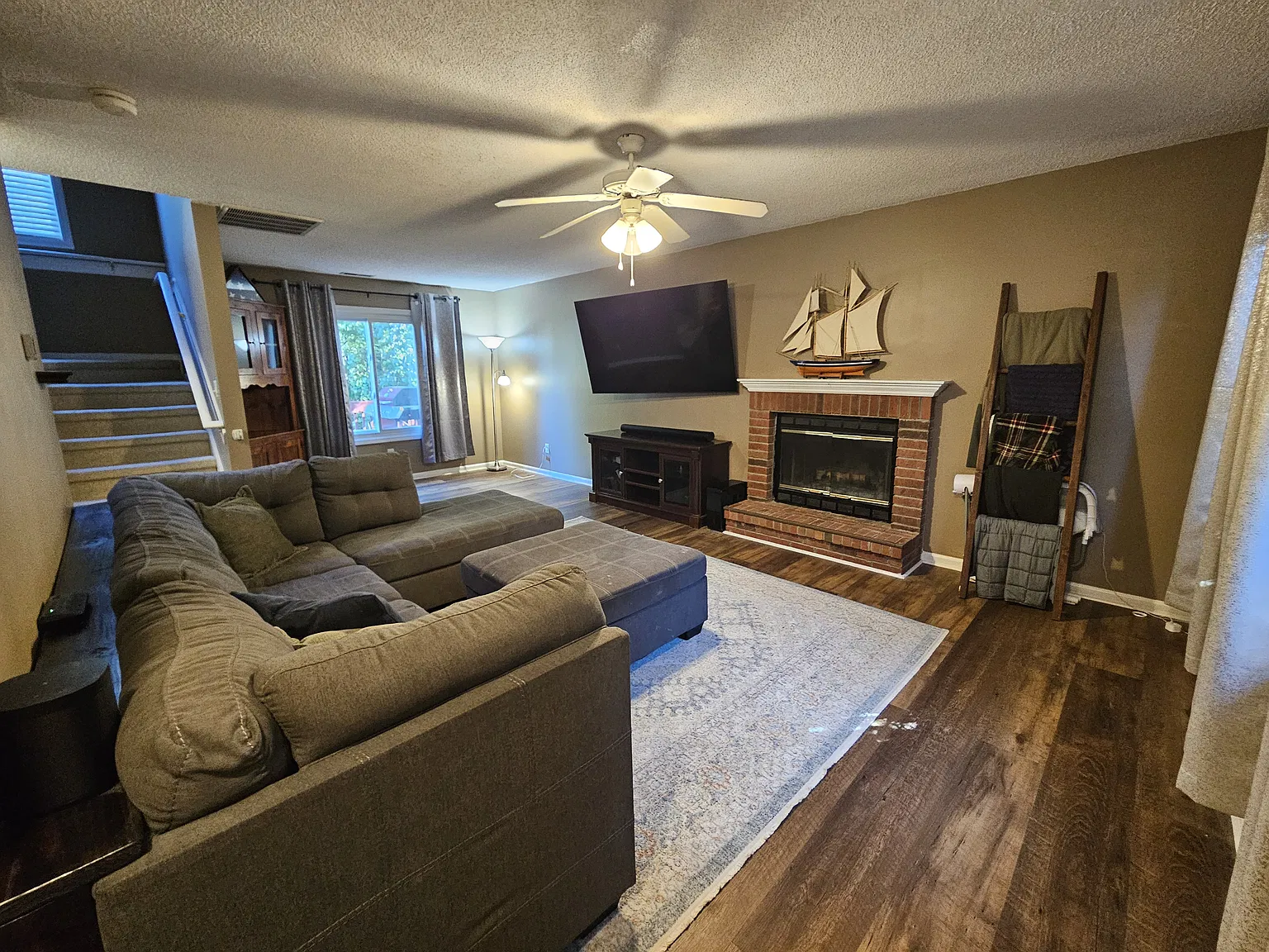 3 bed, 2.5 bath, 1587 sqft, $2,100 — Photo 3