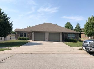 125 SE Rose Garden Ln, Blue Springs, MO 64064