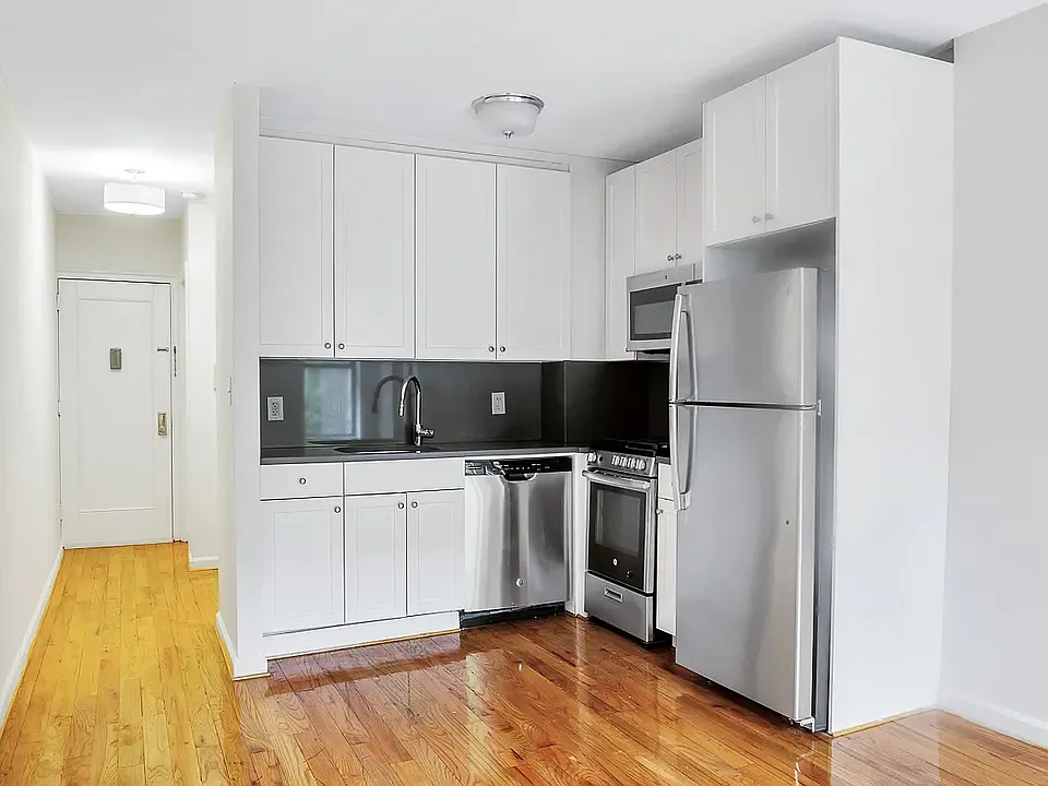 426 W 49th St #2B