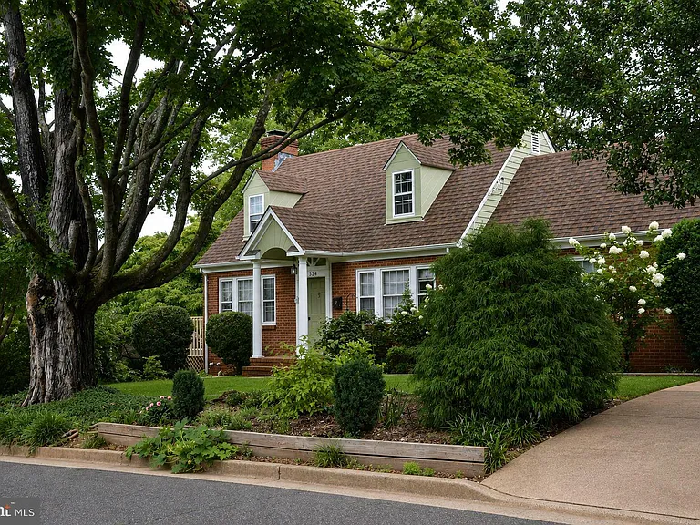 324 W Asher St — Photo 1