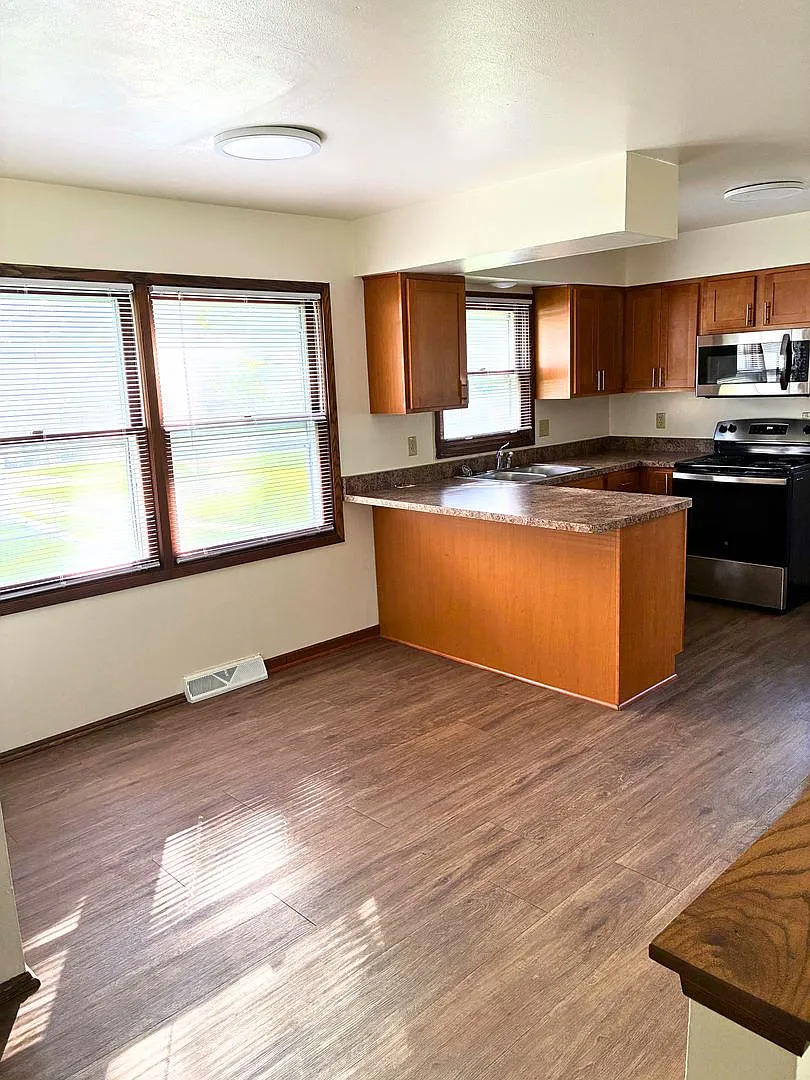3 Bedroom/ 1.5 Bathroom Townhome for Rent - Waukesha, WI — Photo 4