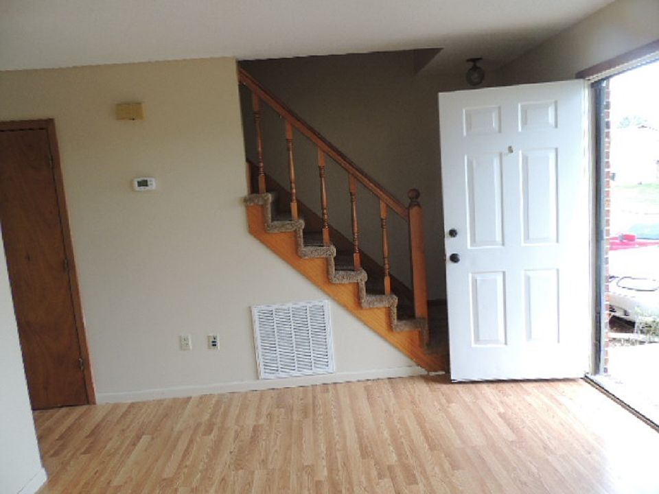 2nd image of 126 Oakcrest Cir