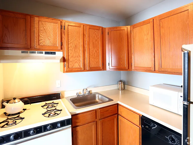 Cedarwood Apartments — Photo 11