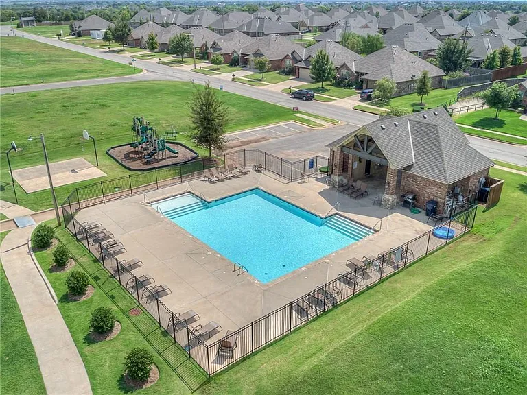 15809 Capri Ln — Photo 29