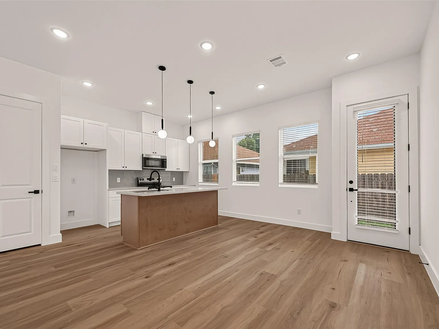 3 bed, 2.5 bath, 1300 sqft, $2,000 — Photo 3