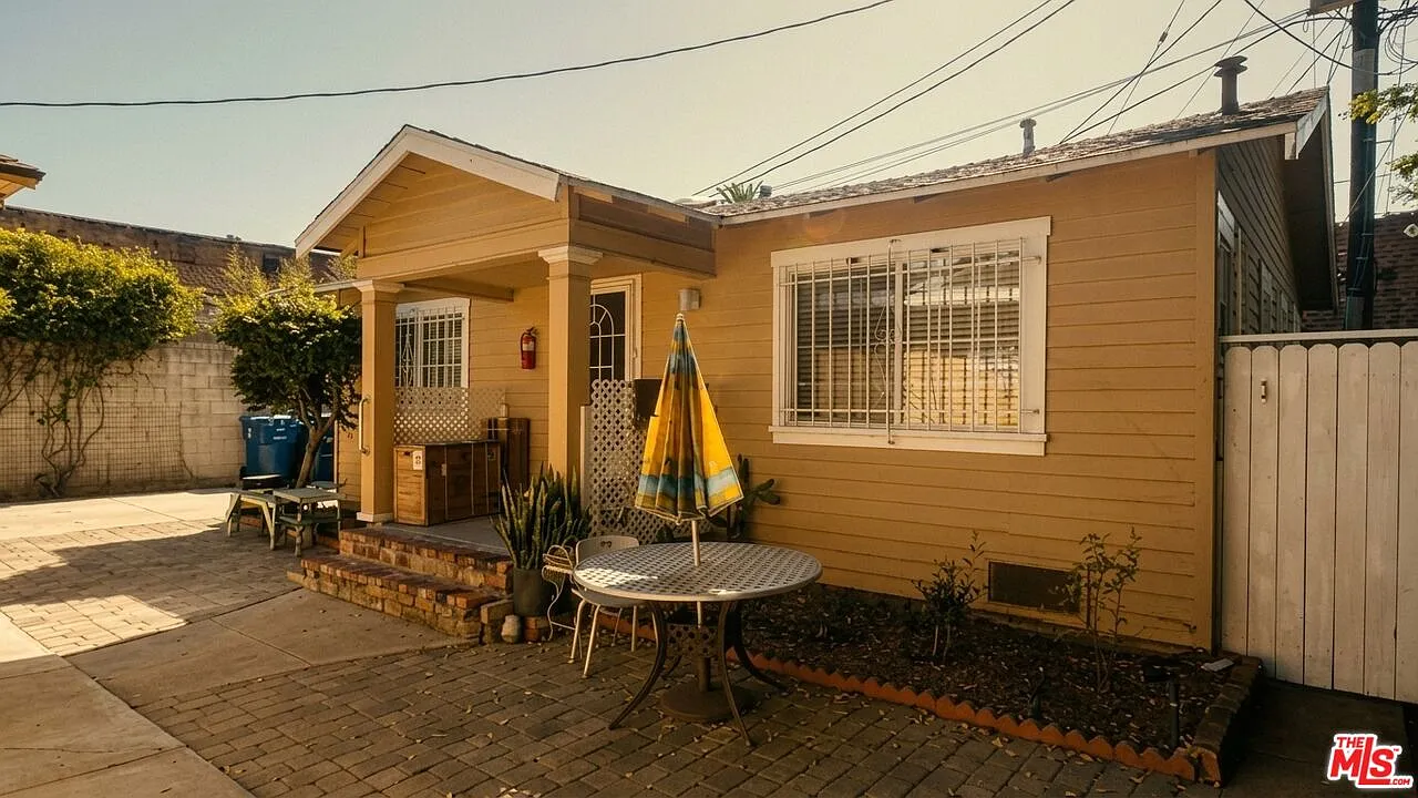 2 bed, 1.0 bath, 900 sqft, $2,100 — Photo 3