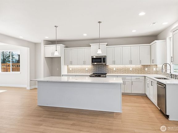 4th image of 14535 204th Avenue E #907