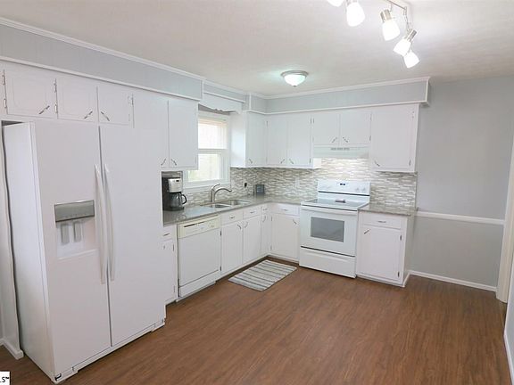 5th image of 200 Keene Dr