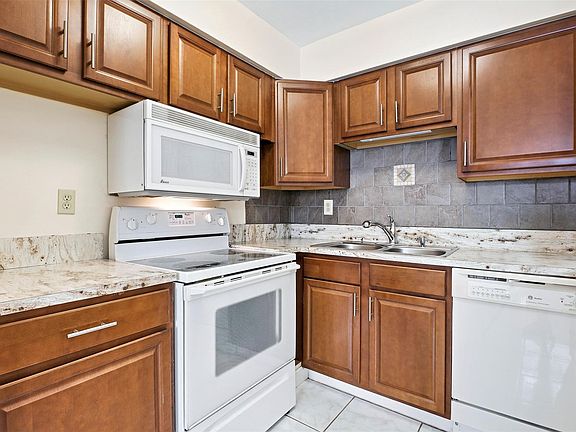 5th image of 4051 NE 13th Avenue #62