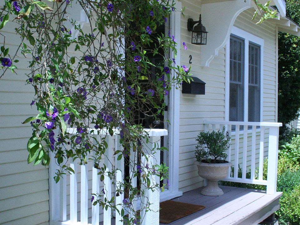 Stand alone cottage with front door and back door 