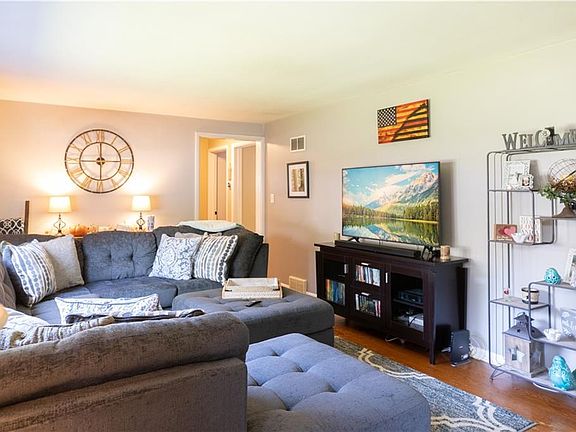 2nd image of 9 Bellewood Cir