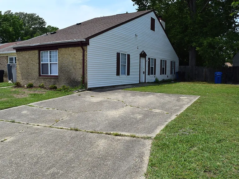 579 Peregrine St — Photo 2