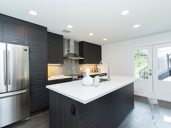 3rd image of 1410 Hyde Park Blvd