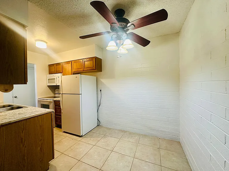 Desert Atrium - Studios, 1 Bedrooms and 2 Bedrooms in Great Location! Community Pool! — Photo 34