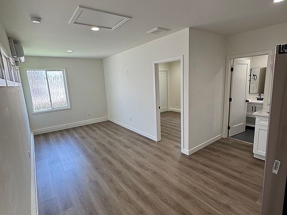 4th image of 3837 E Cochran St