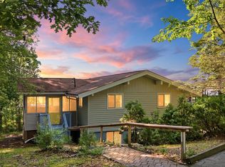 211 Waterview Dr, Hawley, PA 18428