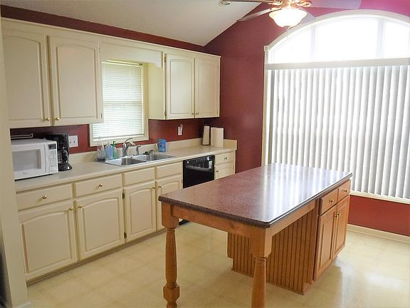 3rd image of 107 Winston Ct W