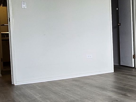 5th image of 271 Shorewood Dr APT 1C